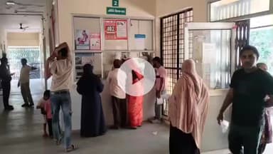 नौगावां सादात: बदलते मौसम में नौगांवा सादात कस्बे के समुदाय स्वास्थ्य केंद्र में मरीजों की उमड़ी भीड़