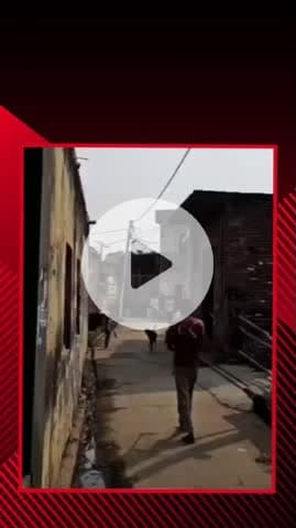 सरधना: रारघना गांव में गली में खड़े होकर एक-दूसरे पर पथराव करने और फावड़ा-डंडा लिए मोर्चा बनाने का वीडियो हुआ वायरल