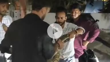 लाडपुरा: कोटा में युवक ने मगरमच्छ को गोद में उठाकर किया मस्ती, डंडों से मारकर किया घायल