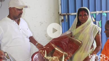 मुंगेर: मुखिया अरुण यादव ने छठ व्रतियों के बीच साड़ियों का वितरण किया