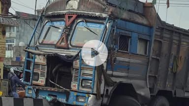 नामकुम: कांटाटोली में मौलाना आजाद कॉलोनी के पास अनियंत्रित ट्रक डिवाइडर पर चढ़ा