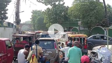 मुंगेर: मुंगेर में तीनों किला के पास लगा जाम, वाहनों की लगी लंबी कतारें, यातायात बाधित