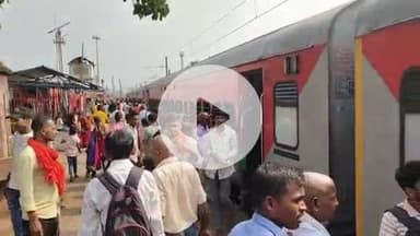 झाझा: छठ पूजा के अवसर पर गंगा स्नान कर घर लौट रहे छठव्रती और श्रद्धालुओं की झाझा स्टेशन पर देखी गई भारी भीड़