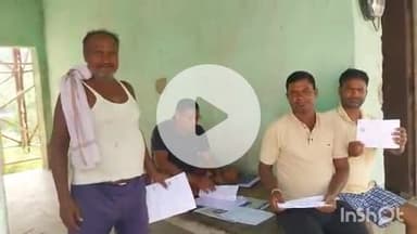 करपी: खजूरी गांव में वोटर इंफॉर्मेशन स्लिप का वितरण किया गया