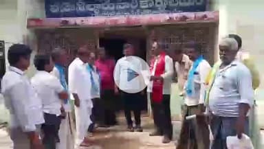 రాజోలి: రాజోలి మండల కేంద్రంలో ఆధార్ కార్డ్ కేంద్రం ఏర్పాటు చేయాలని సిపిఎం కెవిపిఎస్ ఆధ్వర్యంలో తహసిల్దార్ కు వినతిపత్రం అందజేత