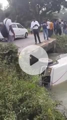 करछना थाना अंतर्गत मोंगलहा नहर में बेकाबू हुईं बोलोरो बहते हुए नहर में जा गिरी और उसमें बैठे हुए कुछ लोग घायल स्थिति ..#