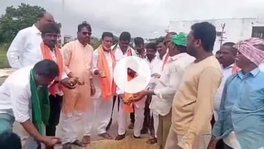 నసురుల్లాబాద్: బొమ్మన్ దేవ్ పల్లి ఎక్స్ రోడ్ వద్ద వరిధాన్యం కొనుగోలుపై రైతుల ఆందోళన, మద్దతు తెలిపిన బిజెపి నాయకులు