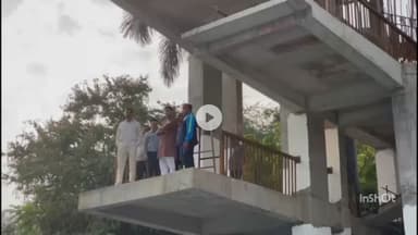 इंदौर: महापौर पुष्पमित्र भार्गव ने नेहरू पार्क में निर्माणाधीन स्विमिंग पूल और पुस्तकालय का किया निरीक्षण