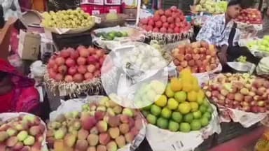 पूर्णिया पूर्व: लोक आस्था के महापर्व छठ की खरीददारी को लेकर ख़ुश्कीबाग में उमड़ी श्रद्धालुओं की भीड़