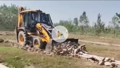 रामपुर: कोयला गांव के समीप अवैध प्लाटिंग करने वालों पर एसडीएम सदर ने कसा कानूनी शिकंजा, जेसीबी चलवाकर समतल किए प्लॉट्स