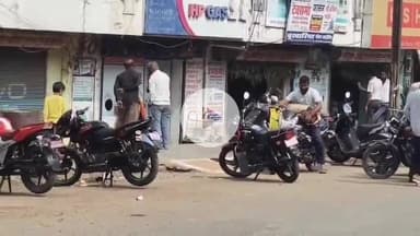 बीना: सर्वोदय चौराहे के पास वं कच्चा रोड से नियम विरुद्ध सिलेंडरों की सप्लाई, अतिरिक्त पैसों की बसूली 
#jansamasya