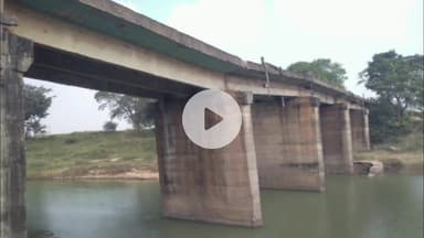 कैरो: कैरो में पुल टूटने से ग्रामीणों का आवागमन बाधित, प्रतिनिधिमंडल ने उपायुक्त को ज्ञापन देकर जल्द निर्माण की मांग की