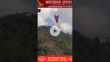 #शिमला प्लाइंग फेस्टिवलः लैंडिंग के दौरान एक और #पैराग्लाइडर गिरा, #Viralvideooशिमला के जुन्गा में त