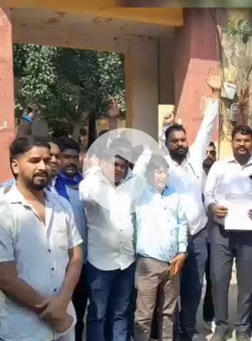 अलवर: कोतवाली थाने के बाहर भीम आर्मी के कार्यकर्ताओं ने डॉक्टर अंबेडकर के खिलाफ आपत्तिजनक पोस्ट को लेकर किया विरोध प्रदर्शन