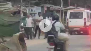 करछना: घूरपुर के एक गांव में धर्मांतरण और किशोरी के साथ शारीरिक संबंध बनाने वाले मुख्य आरोपी के ढाबे पर पुलिस ने चलाया बुलडोजर