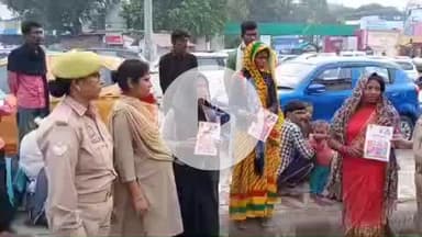 झांसी: महानगर में मिशन शक्ति के तहत महिला सुरक्षा व सशक्तिकरण पर जागरूकता अभियान चलाया गया, महिला पुलिस ने किया जागरूक