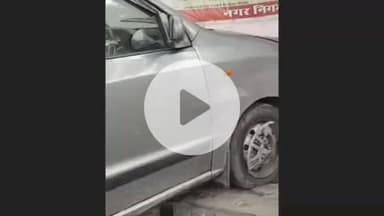 झांसी: महानगर के रानी लक्ष्मीबाई गेट पर बड़ा हादसा टला, कार अनियंत्रित होकर ग्रिल से टकराई, लोगों में मचा हड़कंप