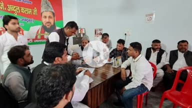 रामपुर: शनिवार को तोपखाना स्थित सपा कार्यालय पर सांसद मौलाना मोहिबबुल्लाह नदवी ने जनता दरबार लगाकर जनसुनवाई की