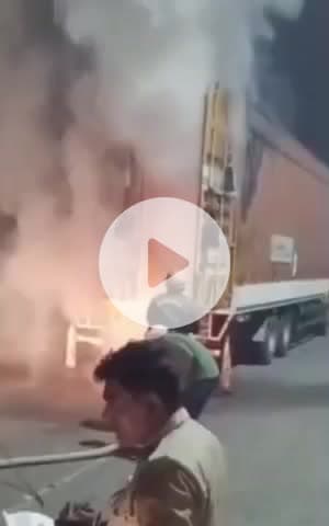 हाथरस: मधुगढ़ी के पास बिजली की लाइन से टकराकर ट्रक कंटेनर में लगी आग, दमकल कर्मियों ने कड़ी मशक्कत के बाद आग पर पाया काबू