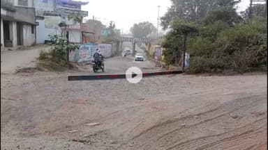 गिरिडीह: पचम्बा-चितरडीह रोड पर जाम रोकने के लिए लगा बेरियर ट्रक ने तोड़ा, सुबह तक टूटा बेरियर सड़क किनारे पड़ा रहा