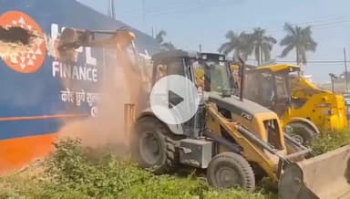 रामपुर: मालगोदाम तिराहे के निकट रामपुर पार्क पर बने कॉम्प्लेक्स को SDM न्यायिक सदर कोर्ट के आदेश पर नगर पालिका ने ध्वस्त किया