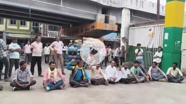 बीना: कृषि उपज मंडी के मुख्य द्वार पर किसानों का प्रदर्शन, बैठक रद्द होने से थे नाराज़