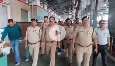 कानपुर: दिवाली के बाद कानपुर सेंट्रल में उमड़ी लोगों की काफी भीड़, RPF के जवानों ने संभाला मोर्चा