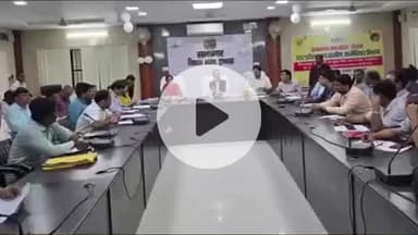 हाथरस: जल शक्ति अभियान कैच द रेन के संबंध में मुख्य विकास अधिकारी ने विकास भवन में अधिकारियों के साथ बैठक की