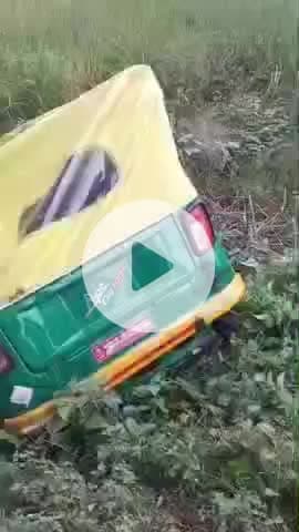 करछना: हर्रई गांव के सामने ऑटो चालक अनियंत्रित होकर गड्ढे में कूदा, तीन लोग घायल