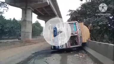 खुरई: ठाकुर बाबा मंदिर के पास स्टीयरिंग फेल होने से फ्लाई एश से भरा टैंकर पुलिया से टकराकर पलटा, चालक और क्लीनर घायल