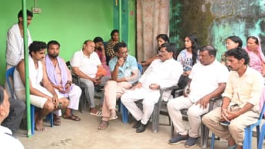 बेरमो: मंत्री योगेंद्र प्रसाद खत्री टोला में शोक संतप्त परिजनों से मिले, गहरी संवेदना व्यक्त की