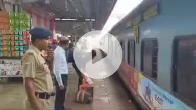 झांसी: छठ पर्व के लिए झाँसी मंडल की व्यापक तैयारी, डीआरएम ने वीरांगना लक्ष्मीबाई रेलवे स्टेशन का किया औचक निरीक्षण