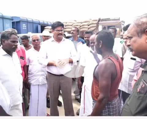 மன்னார்குடி: மன்னார்குடி ரயில் நிலையத்தில் நெல் மூட்டைகளை ரயில் மூலம் அரவைக்காக கொண்டு செல்லப்படுவதை ஆட்சியர் நேரில் ஆய்வு