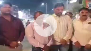 करछना: प्रयागराज में पत्रकार की हत्या के खिलाफ नैनी में समाजसेवी व पत्रकारों ने निकाला कैंडल मार्च, जताया विरोध