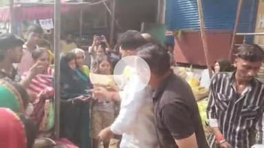 आरा: समाजिक कार्यकर्ताओं ने गोला मुहल्ला मोड़ पर छठव्रतियों के बीच फल व कलसुप का वितरण किया