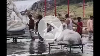 पतरातू: भुरकुंडा नलकारी नदी छठ घाट पर नदी के बीच 10 फीट की शिव नंदी की आकर्षक मूर्ति स्थापित