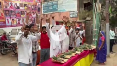 आरा: सिंडिकेट पर छठव्रतियों के बीच आरण्य देवी के महंत सुशांत बाबा और अन्य लोगों ने किया कलसुप व फल का वितरण