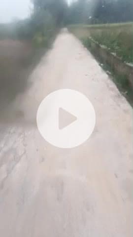 प्रधान व सेक्रेटरी द्वारा दबंगई किया गया है जिसमें दिखाया गया कि आरसीसी रोड पर पाइपलाइन गया है जो की सारसर गलत है