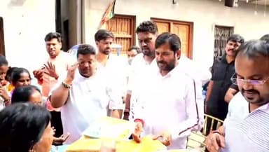 धनबाद/केंदुआडीह: शहर के गांधीनगर में छठ महापर्व को लेकर समाजसेवियों ने महिलाओं के बीच साड़ी और दूध का वितरण किया