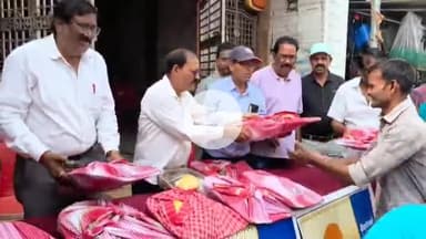 खूंटी: खूंटी के देवी मंदिर ऊपर चौक में 100 छठ व्रतियों के बीच सूप व प्रसाद का निशुल्क वितरण