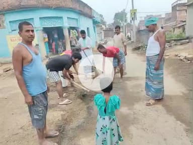 छठ पूजा के सुअवसर पर मानपुर के ग्रामवासी में सफाई अभियान हिंदू मुसलमान की एकता का मिसाल