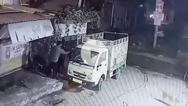 कानपुर: सचेण्डी थाना क्षेत्र में एक युवक ने घर के बाहर खड़े लोडर में लगाई आग, घटना का सीसीटीवी फुटेज हुआ वायरल