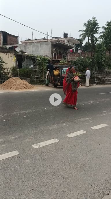 छठ पूजा अर्चना करने वाले सभी श्रद्धालु श्रध्दा के साथ अपने स्थान पर जाते हुए।