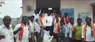 వడ్డేపల్లి: శాంతినగర్ పట్టణంలో రైతులకు వేరుశనగ విత్తనాలు పంపిణి చేసిన బీజేపీ నేతలు