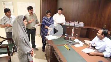 सागर नगर: सागर कलेक्टर ने अपने चेंबर में आवेदकों को बुलाकर उनकी समस्याएं सुनीं