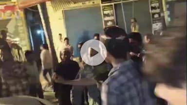 नौगावां सादात: नौगांवा में दो कारों की भिड़ंत के बाद हुआ हंगामा, सूचना पर पहुंची पुलिस