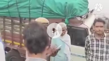 दौसा: कलेक्ट्रेट सर्कल पर स्कूली गाड़ी और पिकअप में हुई टक्कर, सूचना पर पुलिस मौके पर पहुंची, लोगों की लगी भीड़