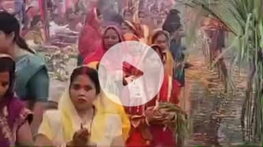 नानपारा: रुपईडीहा में छठ पूजा पर भारत-नेपाल का अनूठा संगम, व्रती महिलाओं ने अस्तगामी सूर्य को अर्घ्य दिया