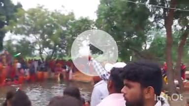 करपी: खजूरी सूर्य मंदिर घाट पर श्रद्धालुओं ने अस्ताचलगामी सूर्य को पहला अर्घ्य अर्पित किया