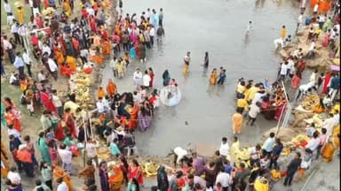 गिरिडीह: छठ के तीसरे दिन अरगाघाट समेत विभिन्न घाटों पर अस्ताचलगामी सूर्य को प्रथम अर्घ्य, आस्था का जनसैलाब उमड़ा